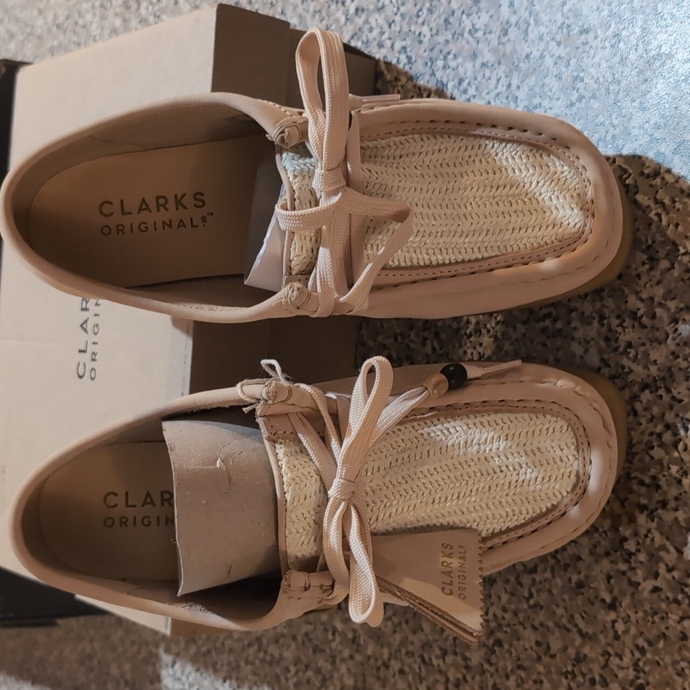 Clarks Wallabee Beige Loafers with Bow Detail - Picture 2 of 5